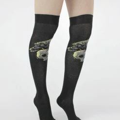 Pamela Mann Overknee Sokken Raven Skull Zwart -Beenmode Verkoop 550x701 3